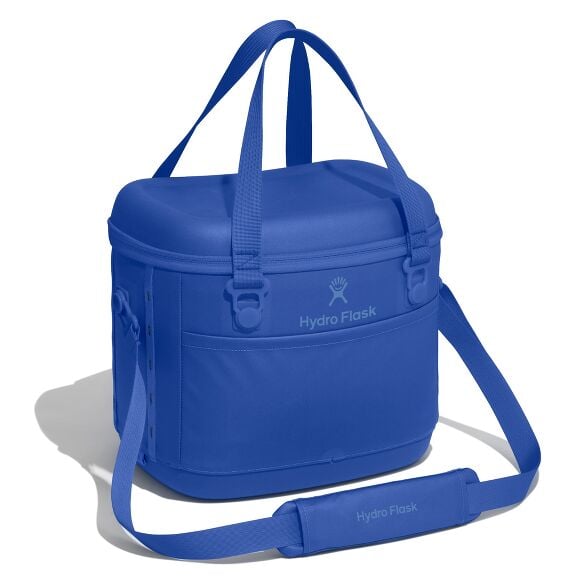 carryouttm-soft-cooler-15-l-g8 12pco382_carryout_cooler_15l_capri_blue_angled_1.jpg