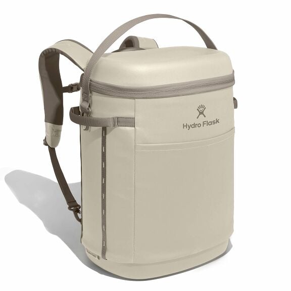 carryouttm-backpack-22-l-z8 18pco114-carryout-backpack-22l-oat-angled_1.jpg
