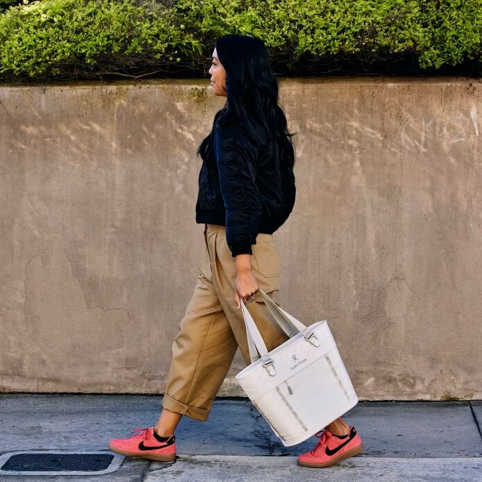 carryouttm-soft-cooler-tote-10-l-i3 hf_carryout_bouwer_d2_l1_stone_steps_0131_3.jpg