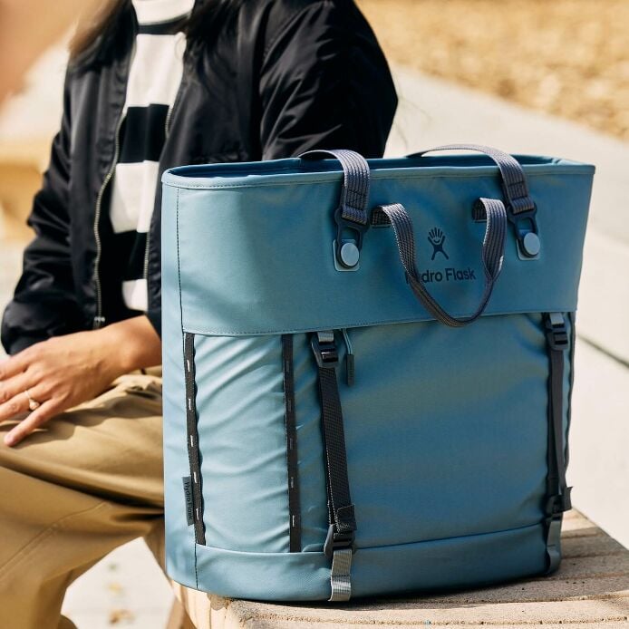 carryouttm-soft-cooler-tote-30-l-v9 hf_carryout_bouwer_d2_l2_parking_soccer_1930_1_1.jpg