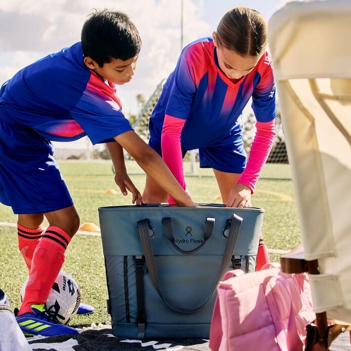 carryouttm-soft-cooler-tote-30-l-v9 hf_carryout_bouwer_d2_l2_parking_soccer_2454_1_1.jpg