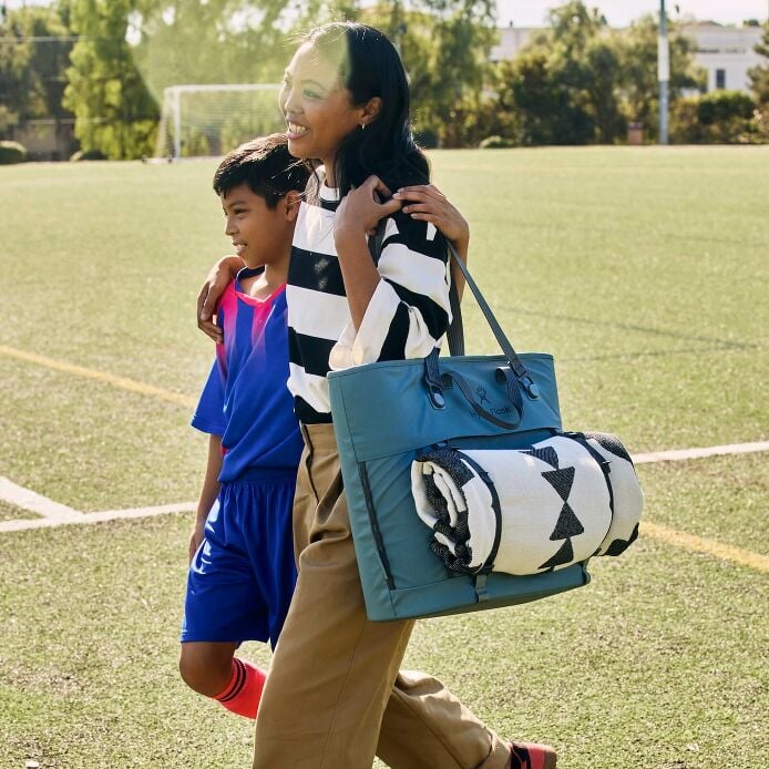 carryouttm-soft-cooler-tote-30-l-v9 hf_carryout_bouwer_d2_l2_parking_soccer_3406_1_1.jpg